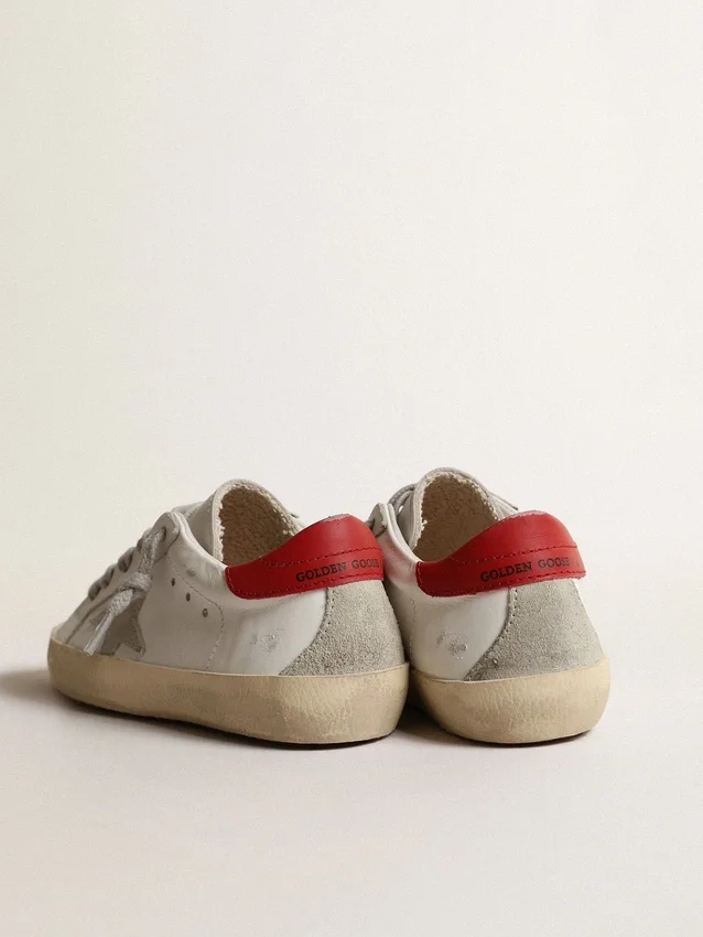 Super-Star Young avec étoile en daim et languette de talon en cuir rouge