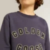 Sweat-shirt bleu-violet avec inscription « golden goose » sur le devant