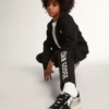 Sweat-shirt à capuche noir avec étoile et logo blancs contrastés