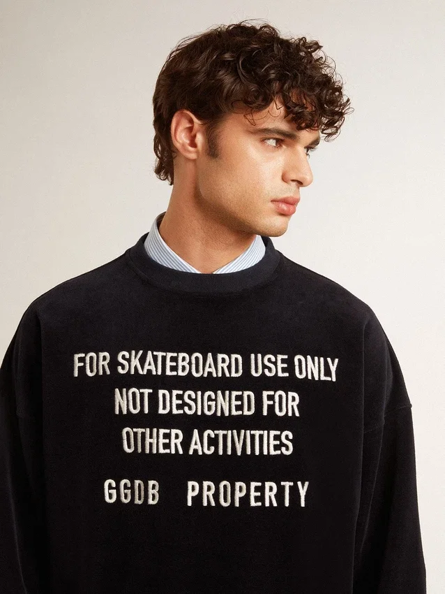 Sweat-shirt noir à col rond avec lettrage brodé