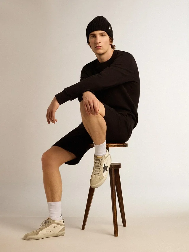 Sweat-shirt noir de la Star Collection avec une étoile ton sur ton sur le devant
