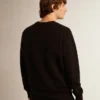 Sweat-shirt noir de la Star Collection avec une étoile ton sur ton sur le devant
