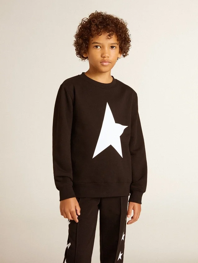 Sweat-shirt noir pour garçon avec une grande étoile blanche sur le devant