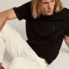 T-shirt noir de la Star Collection avec une étoile ton sur ton sur le devant