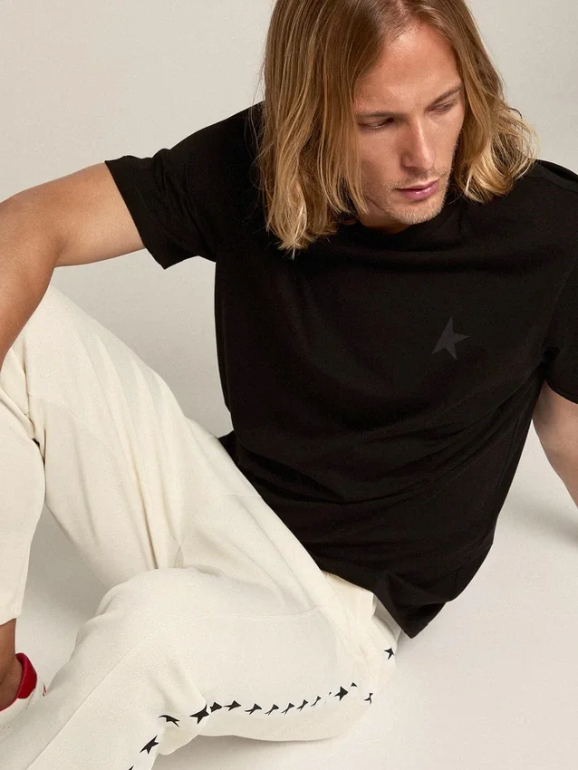 T-shirt noir de la Star Collection avec une étoile ton sur ton sur le devant