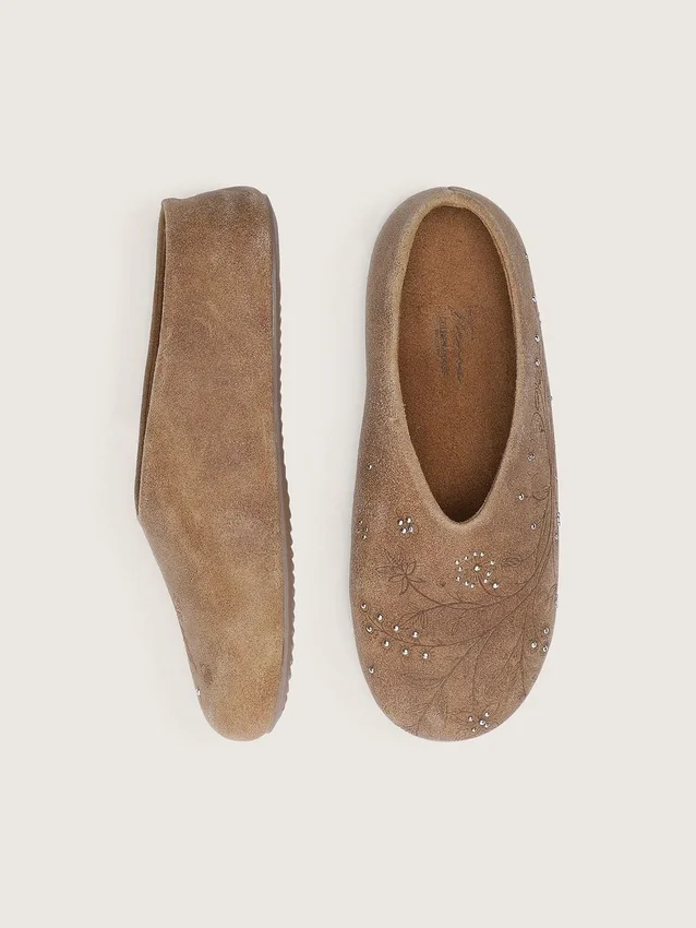 Tierra pour femme en daim couleur tabac avec motif floral et clous