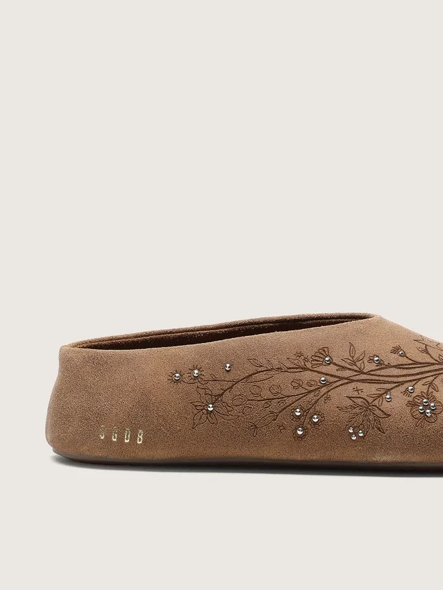 Tierra pour femme en daim couleur tabac avec motif floral et clous