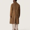 Trench-coat unisexe en sergé ciré marron avec détails en cuir