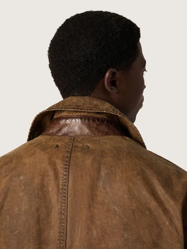Trench-coat unisexe en sergé ciré marron avec détails en cuir