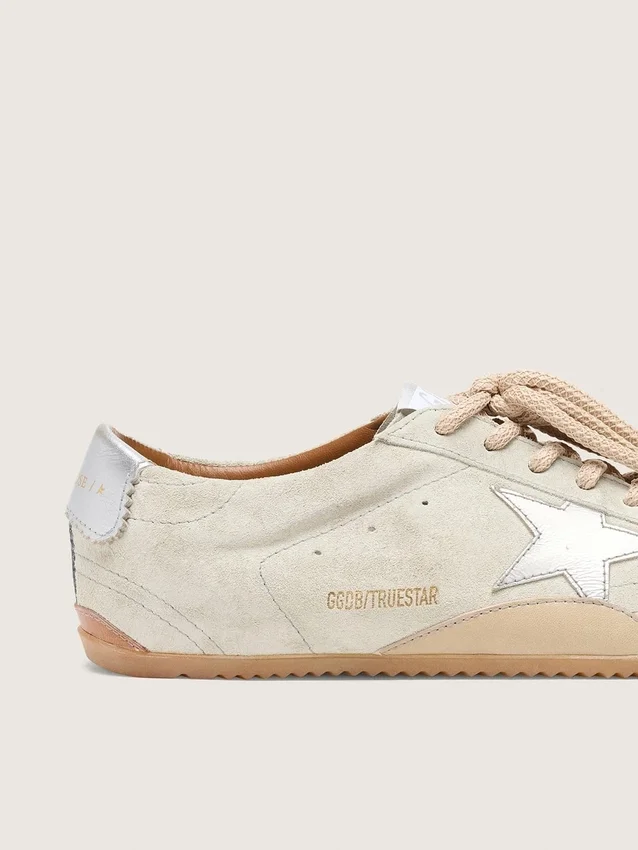 True-Star pour femme en daim gris clair avec étoile argentée métallisée et languette au talon