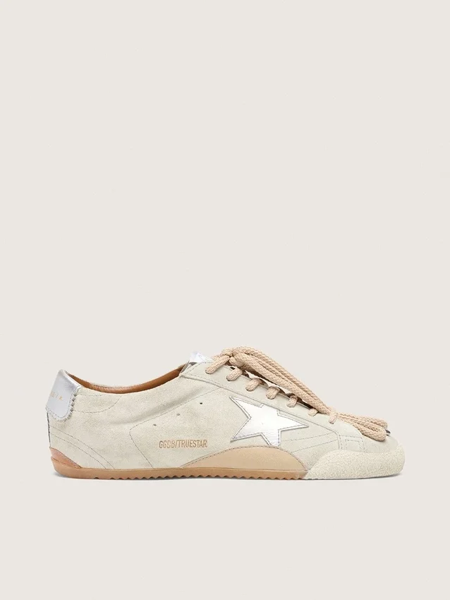True-Star pour homme en daim gris clair avec étoile argentée métallisée et languette au talon