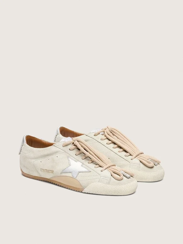 True-Star pour homme en daim gris clair avec étoile argentée métallisée et languette au talon