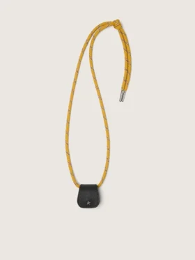 Étui à lunettes avec lacets de randonnée couleur moutarde et clip en cuir noir