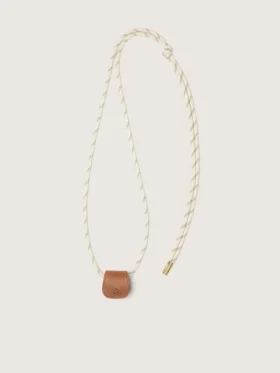 Étui à lunettes avec une sangle de randonnée de couleur crème et un clip en cuir de couleur beige