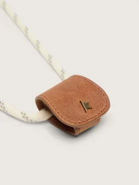 Étui à lunettes avec une sangle de randonnée de couleur crème et un clip en cuir de couleur beige