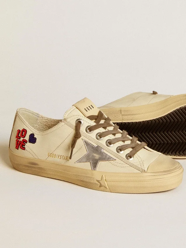V-Star en nappa écru avec étoile en nappa argenté et broderie perlée