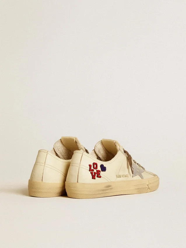 V-Star en nappa écru avec étoile en nappa argenté et broderie perlée