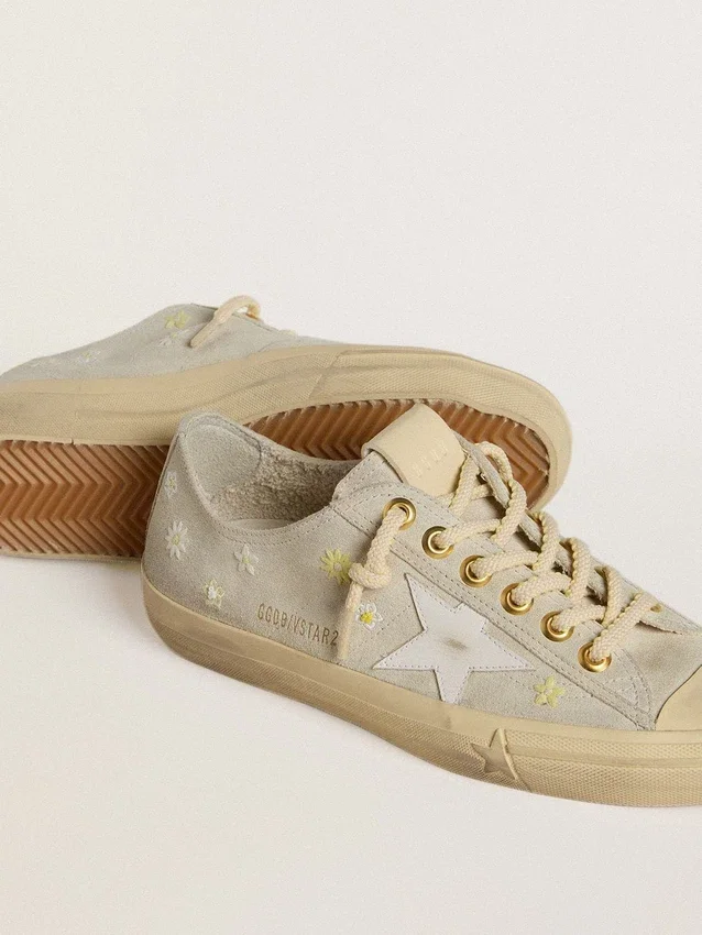 V-Star pour femme en daim gris glacé avec étoile en cuir blanc et broderie florale