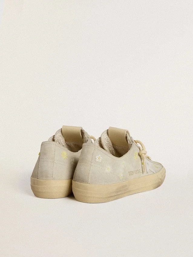 V-Star pour femme en daim gris glacé avec étoile en cuir blanc et broderie florale