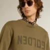 Vert olive pour homme avec lettrage doré