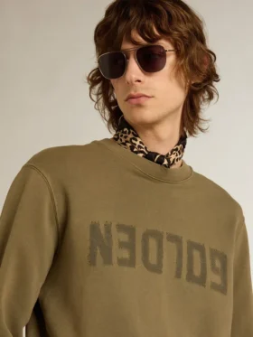 Vert olive pour homme avec lettrage doré