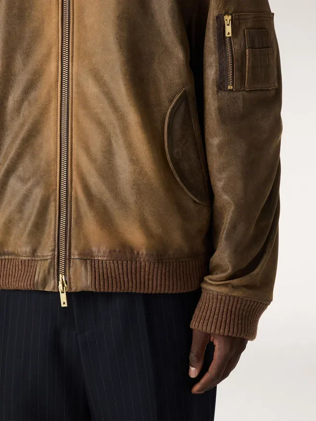 Veste de motard en cuir marron à l’aspect vieilli