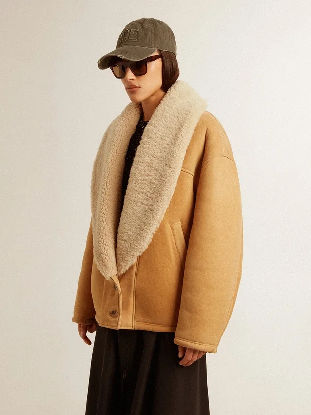 Veste en peau de mouton pour femme avec un large col châle en shearling