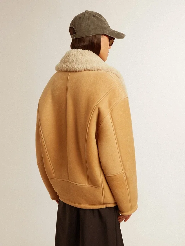 Veste en peau de mouton pour femme avec un large col châle en shearling
