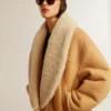 Veste en peau de mouton pour femme avec un large col châle en shearling