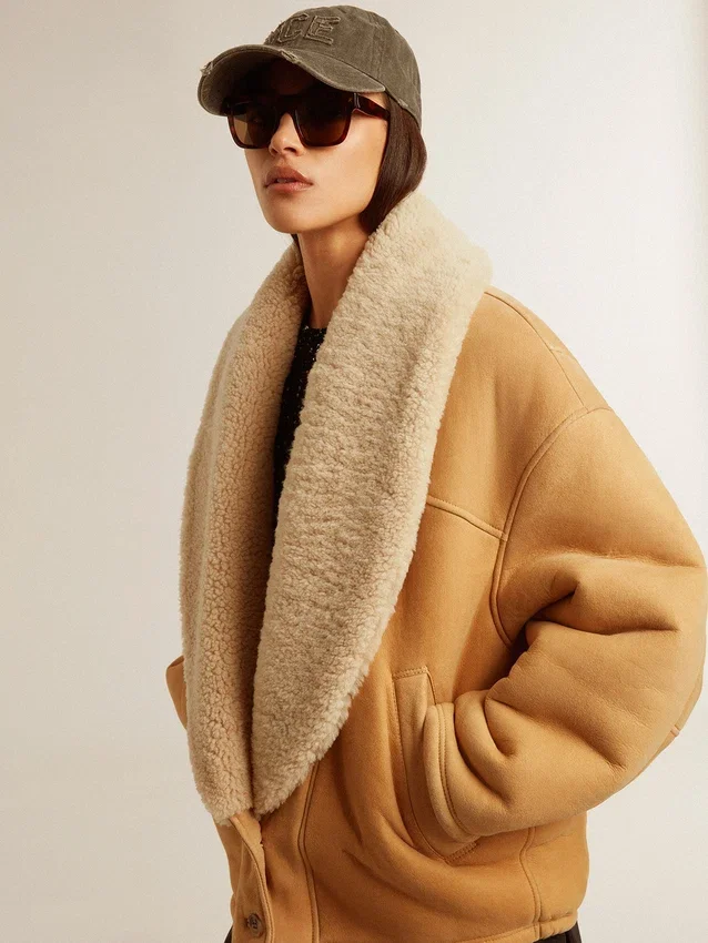 Veste en peau de mouton pour femme avec un large col châle en shearling