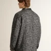 Veste grise à chevrons avec détails en cuir noir