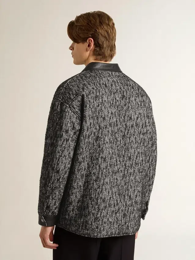 Veste grise à chevrons avec détails en cuir noir