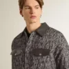 Veste grise à chevrons avec détails en cuir noir