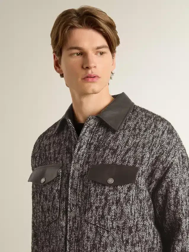 Veste grise à chevrons avec détails en cuir noir