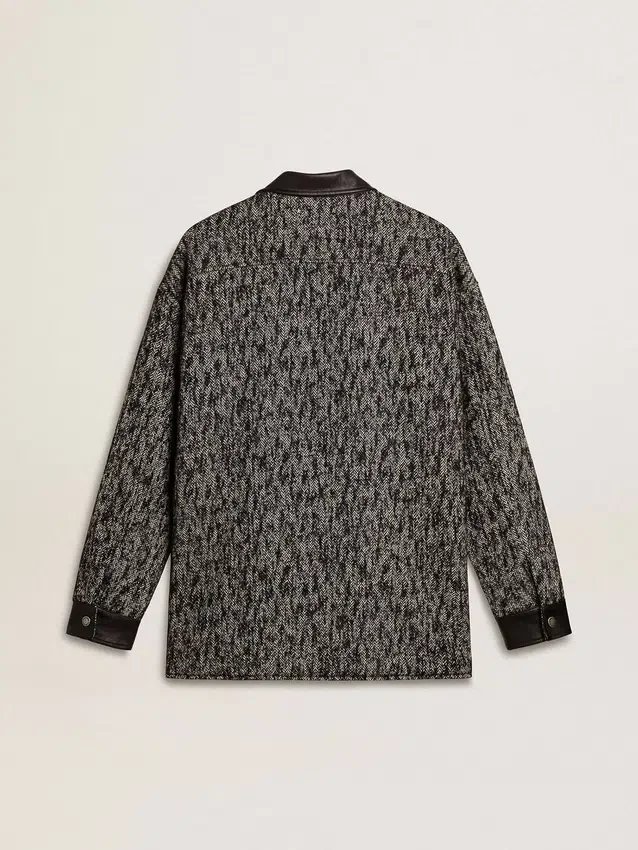 Veste grise à chevrons avec détails en cuir noir