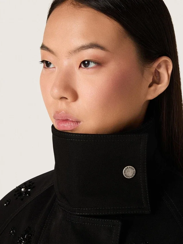 Veste oversize pour femme en sergé de coton noir avec broderie florale en paillettes
