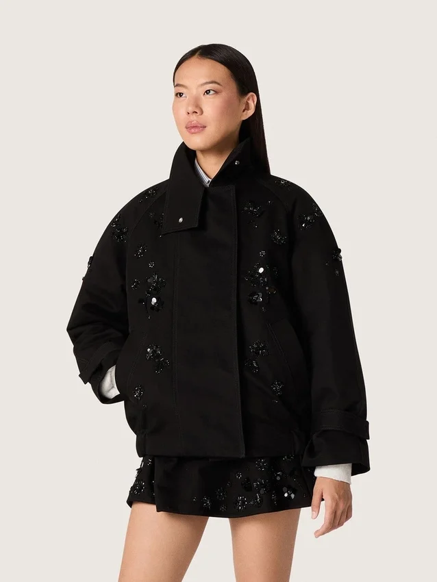 Veste oversize pour femme en sergé de coton noir avec broderie florale en paillettes