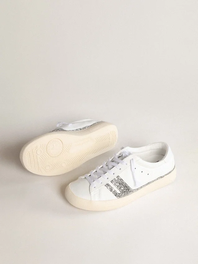 Yatay modèle 1B de Sneakers durables avec tige blanche d’origine biosourcée et paillettes argentées recyclées Y