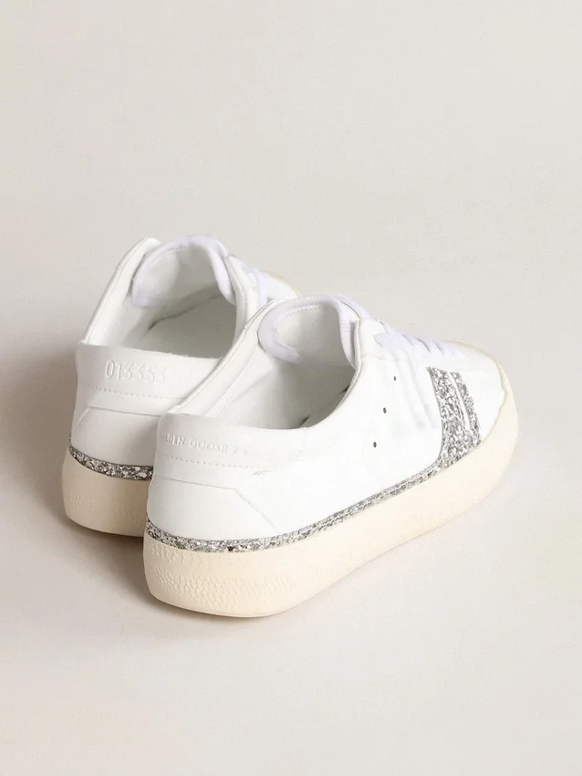Yatay modèle 1B de Sneakers durables avec tige blanche d’origine biosourcée et paillettes argentées recyclées Y
