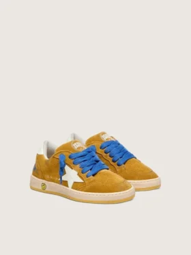 Young Ball Star en daim ocre avec étoile et languette au talon en cuir blanc brillant