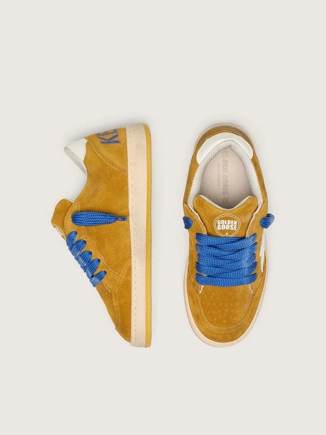 Young Ball Star en daim ocre avec étoile et languette au talon en cuir blanc brillant