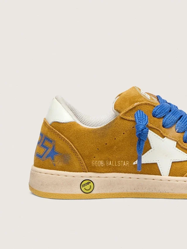 Young Ball Star en daim ocre avec étoile et languette au talon en cuir blanc brillant
