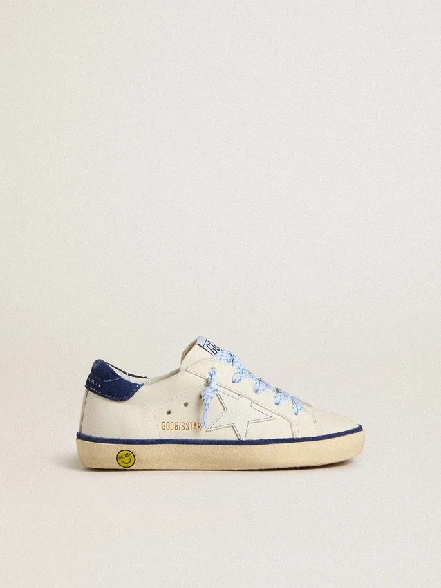 Young Super-Star en cuir blanc avec languette de talon en daim bleu