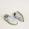 Young Super-Star en cuir blanc avec languette de talon en daim bleu