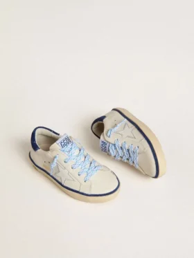 Young Super-Star en cuir blanc avec languette de talon en daim bleu