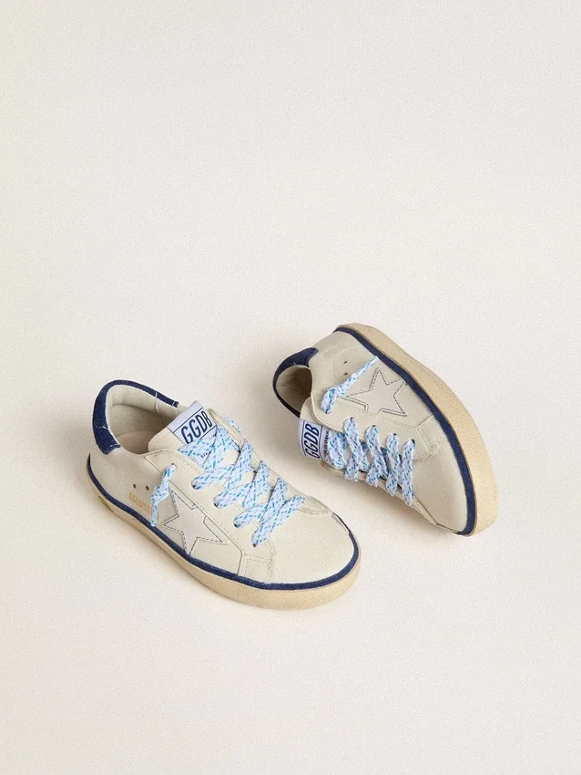 Young Super-Star en cuir blanc avec languette de talon en daim bleu