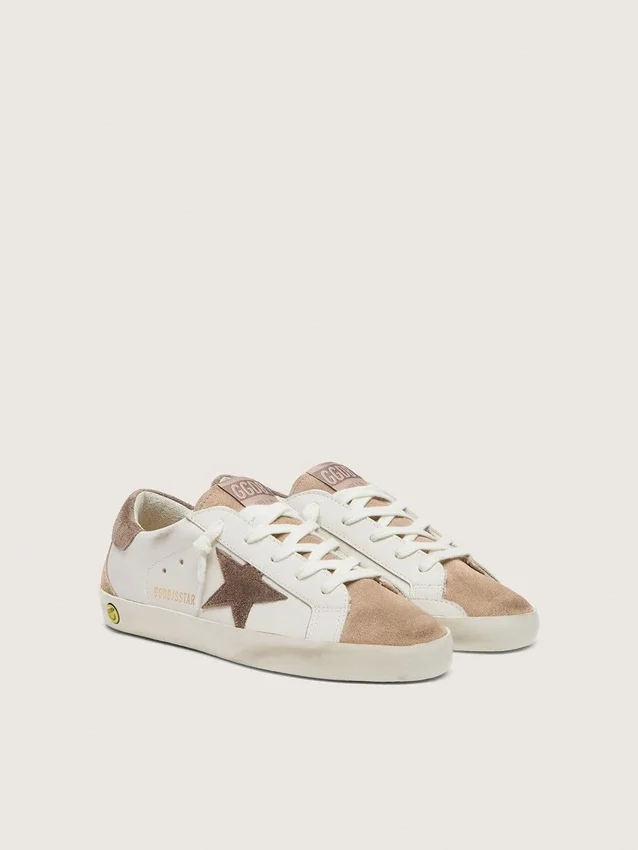 Super-Star Junior en cuir blanc avec étoile en daim gris foncé et empiècements en daim beige