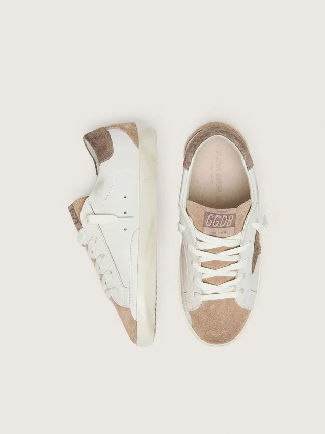 Super-Star Junior en cuir blanc avec étoile en daim gris foncé et empiècements en daim beige