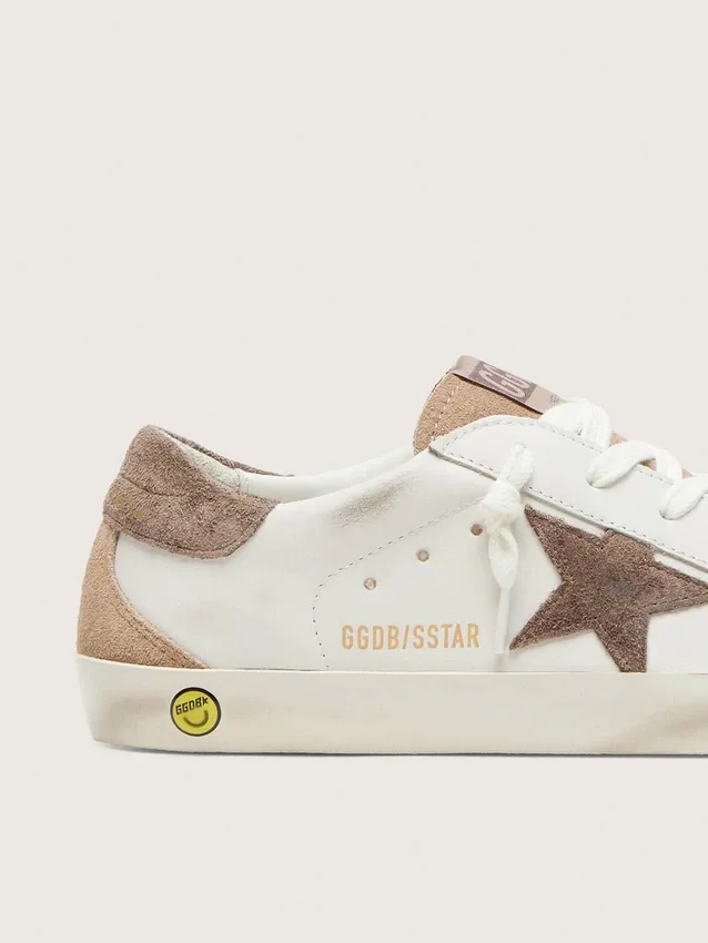 Super-Star Junior en cuir blanc avec étoile en daim gris foncé et empiècements en daim beige