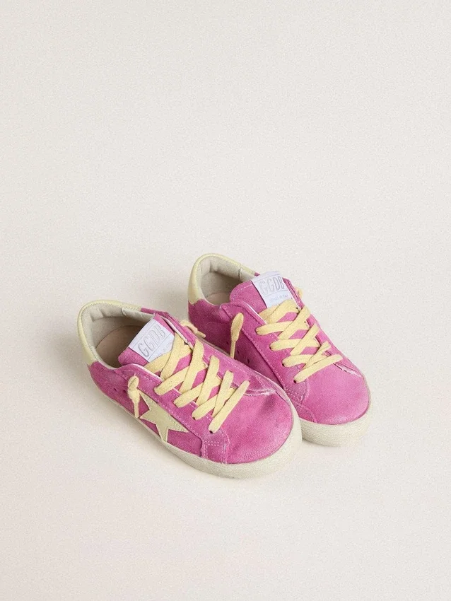 Young Super-Star en daim rose avec étoile jaune clair et languette au talon